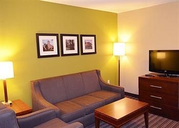 COMFORT INN & SUITES FAYETTEVILLE0