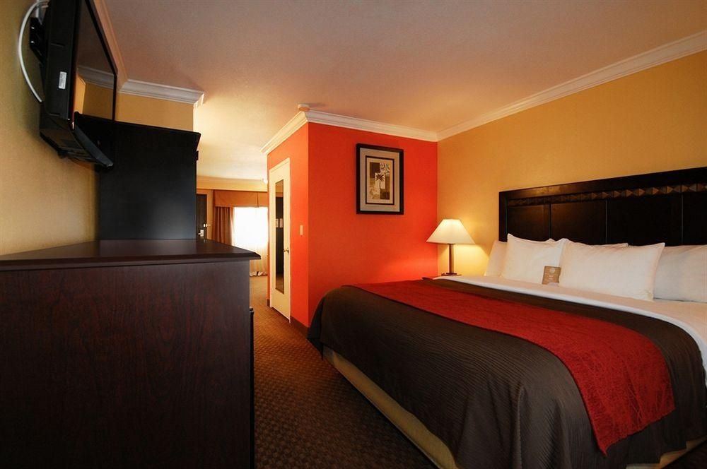 COMFORT INN & SUITES4