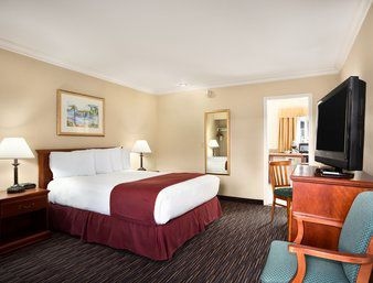 TRAVELODGE SANTA MONICA1