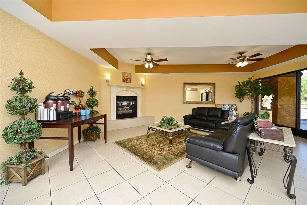 COMFORT SUITES TULARE2