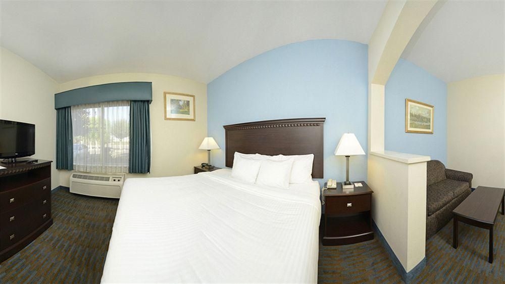 COMFORT SUITES TULARE1