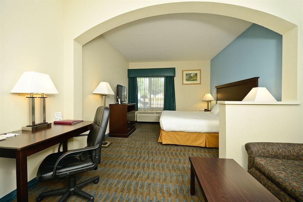 COMFORT SUITES TULARE4