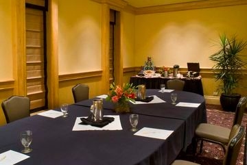 DOUBLETREE BY HILTON HOTEL DEN2