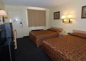 RODEWAY INN PUEBLO4