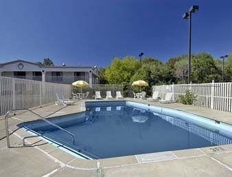 Knights Inn Southington3