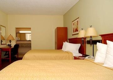 Econo Lodge Inn & Suites Florida Mall4