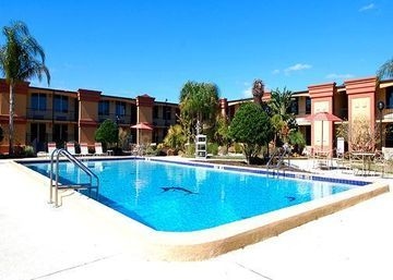 Econo Lodge Inn & Suites Florida Mall3
