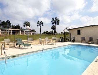 DAYS INN ASHBURN1