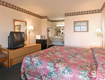 DAYS INN MCDONOUGH3