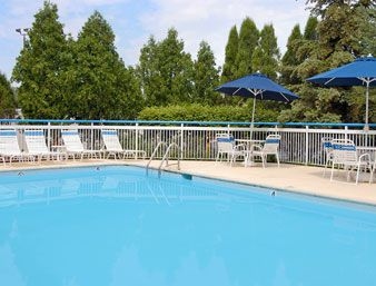 SUPER 8 WILLOWBROOK1
