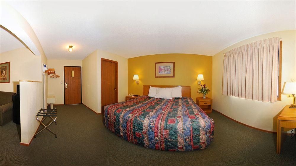 ECONO LODGE INN & SUITES BETTENDORF4