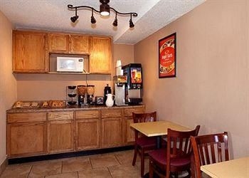 ECONO LODGE HUTCHINSON1