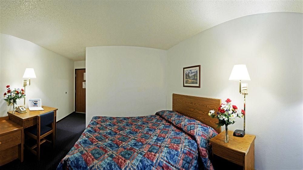 ECONO LODGE HUTCHINSON2