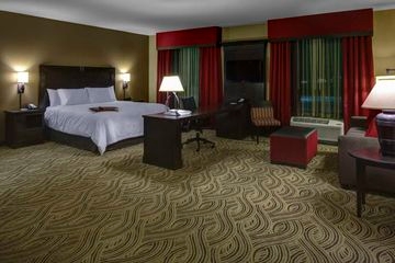 HAMPTON INN AND SUITES I-35/MU2