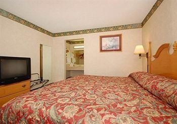 ECONO LODGE CAVE CITY3