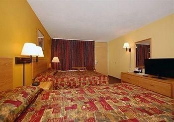 ECONO LODGE CAVE CITY1