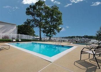COMFORT INN BEACON MARINA1