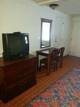 RODEWAY INN AUBURN HILLS3