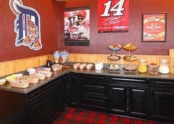 Econo Lodge  Inn & Suites Munising Area4
