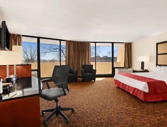 RAMADA KANSAS CITY HOTEL AND C2