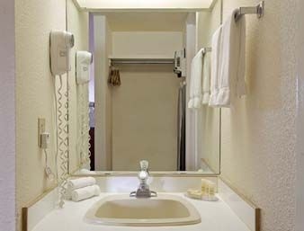 DAYS INN EDMONTON AIRPORT4