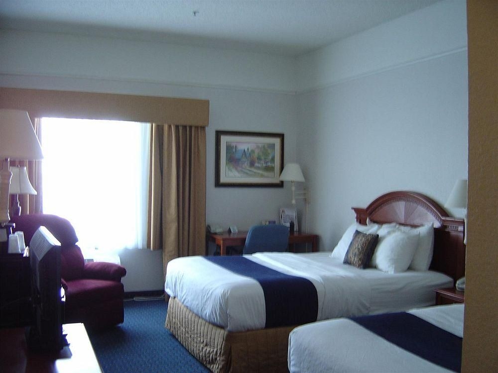 LEXINGTON INN AND SUITES4