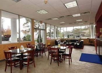 ECONO LODGE MACARTHUR AIRPORT1