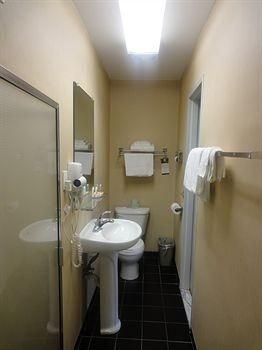 ECONO LODGE MACARTHUR AIRPORT3