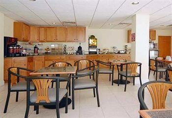 COMFORT SUITES SOUTHPORT3