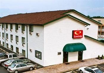 ECONO LODGE AKRON3