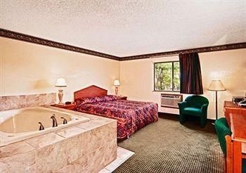 ECONO LODGE AKRON2