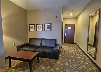 COMFORT SUITES PERRYSBURG0