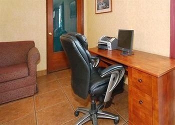 COMFORT INN & SUITES WEST1