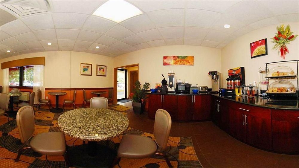 COMFORT INN GREENCASTLE2
