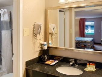 DAYS INN&SUITES CONF CENTRE1