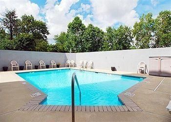 COMFORT INN BLYTHEWOOD4