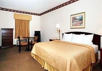 COMFORT INN BLYTHEWOOD3