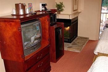 EDGEWATER HOTEL2