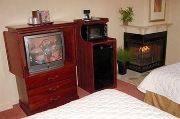 EDGEWATER HOTEL1