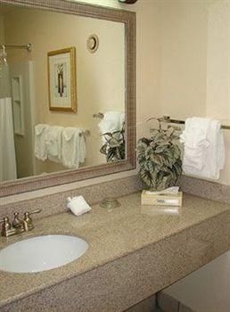 EDGEWATER HOTEL4