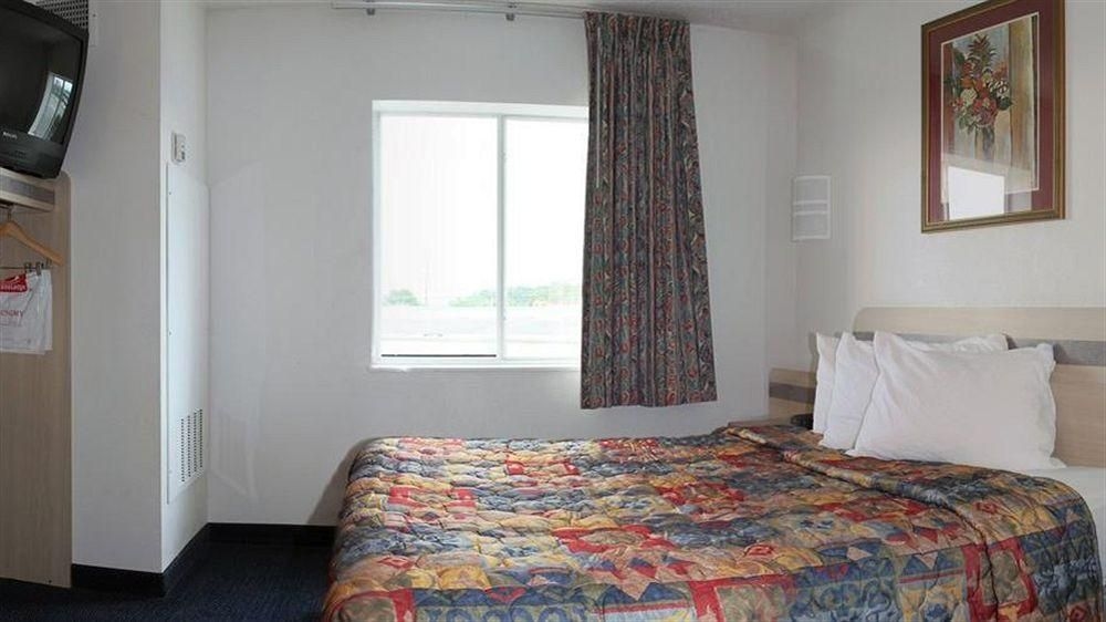 ECONO LODGE MORRISTOWN1