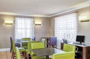 LA QUINTA INN AIRPORT2