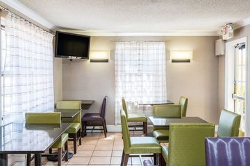 LA QUINTA INN AIRPORT1