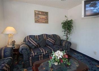 ECONO LODGE & SUITES3
