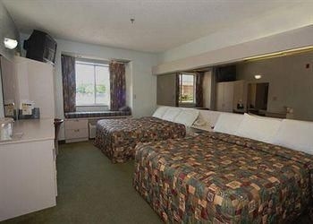 ECONO LODGE & SUITES1