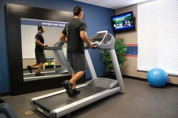 HAMPTON INN - SUITES MOUNT PLE2