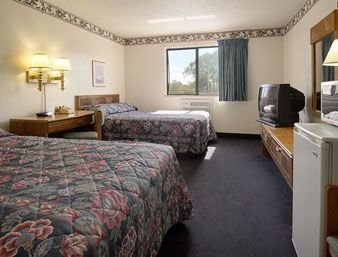 SUPER 8 CHESAPEAKE GREENBRIER2