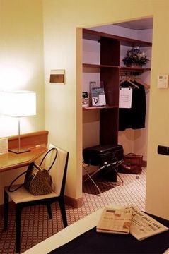 HOLIDAY INN AIRPORT3