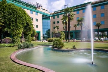 โรงแรมรอยัล การ์เดน (Royal Garden Hotel)0