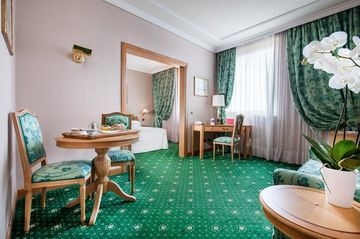 โรงแรมรอยัล การ์เดน (Royal Garden Hotel)1